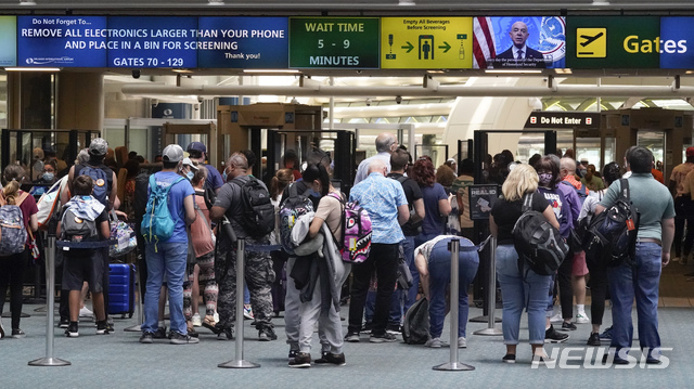 [올랜도=AP/뉴시스]미국 현충일인 '메모리얼 데이' 연휴를 앞둔 지난 6월28일(현지시간) 여행객들이 플로리다 올랜도 국제공항 내 미 교통안전청(TSA) 공항 검색대를 통과하기 위해 줄을 서 있다. 2021.06.22.