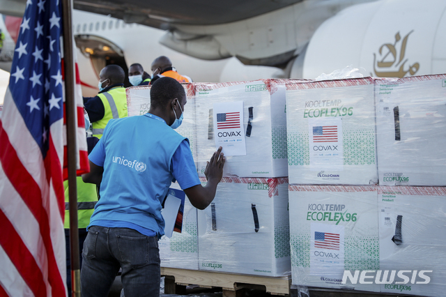 유니세프 직원이 23일(현지시간) 케냐 나이로비 공항에 도착한 모더나 백신 상자들을 확인하고 있다. 유니세프는 미국 정부가 국제 백신 공유 프로젝트인 코백스를 통해 케냐에 176만 회 분량의 모더나 백신을 기증했다고 밝혔다. (출처: 뉴시스)