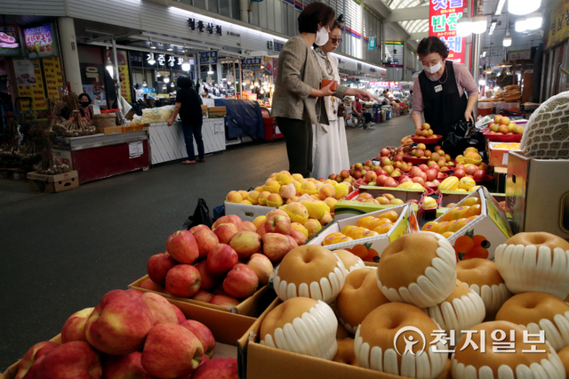 [천지일보=박준성 기자] 코로나19 4차 대유행에 따른 사회적 거리두기 4단계가 이어지는 가운데 주말인 4일 오후 서울 중구 중부시장이 한산한 모습이다. 민족대명절 추석을 10여일 앞둔 전통시장도 ‘추석 대목’이라는 말이 무색할 정도로 썰렁한 분위기에 잠겨 상인들의 한숨이 가득하다. ⓒ천지일보 2021.9.4
