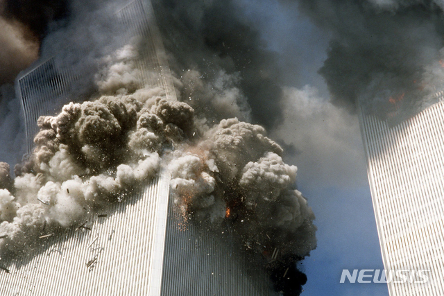 [뉴욕=AP/뉴시스]지난 2001년 9월11일 미 뉴욕의 랜드마크였던 세계무역센터 빌딩이 테러로 화마에 휩싸인 모습. 2021.08.14.