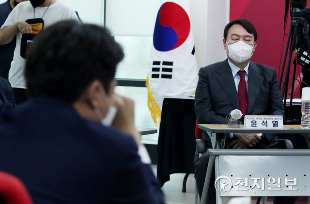 [천지일보=박준성 기자] 국민의힘 이준석 대표와 대선주자인 윤석열 경선 후보가 5일 오후 서울 여의도 중앙당사에서 열린 공정경선 서약식 및 간담회에서 참석해 굳은 표정을 짓고 있다. ⓒ천지일보 2021.9.5
