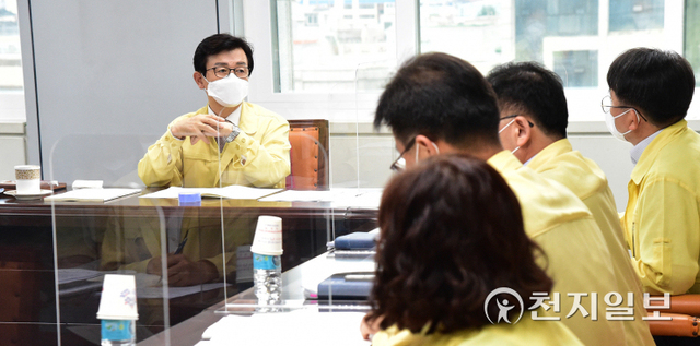 지난달 30일부터 이달 3일까지 진주시청 소회의실에서 조규일 시장 주재로 국·소장·부서장·주무팀장들이 참석한 가운데 ‘2022년 주요업무 보고회’가 열리고 있다. (제공: 진주시) ⓒ천지일보 2021.9.5