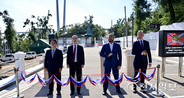 KT가 블라디보스톡 시 정부와 ‘AI 스마트 주차장 관제 시스템’의 시범 사업을 추진한다. 사진은 금각교 인근에서 진행된 사업 협력식 후 기념 촬영을 하는 모습. (제공: KT) ⓒ천지일보 2021.9.5