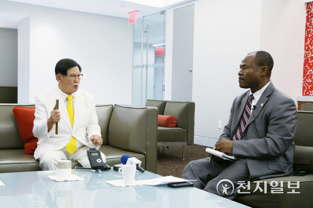 2014년 9월 1일 미국 뉴욕에서 이만희 대표(왼쪽)가 우체나 에코 CMPI 회장과의 인터뷰에서 답하고 있다. ⓒ천지일보 2021.9.5 (제공: HWPL)