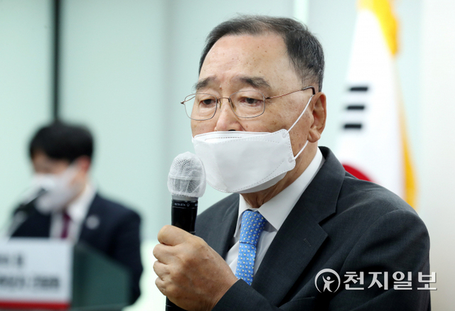 [천지일보=박준성 기자] 국민의힘 정홍원 선거관리위원장이 5일 오후 서울 여의도 중앙당사에서 열린 공정경선 서약식 및 간담회에 참석해 인사말을 하고 있다. ⓒ천지일보 2021.9.5