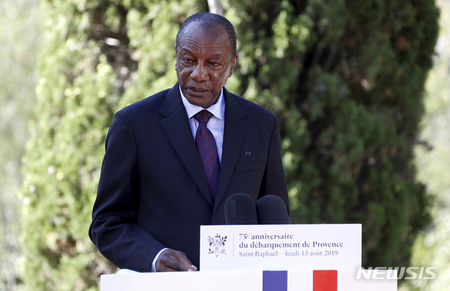 [생라파엘=AP/뉴시스]지난 2019년 8월15일(현지시간)자 사진으로, 알파 콩데 기니 대통령이 프랑스 남부 생라파엘에서 열린 제2차 대전 연합군 상륙 75주년 기념식에서 연설하고 있다.