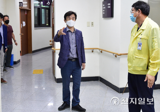 조규일 진주시장(가운데)이 지난 5일 무형문화재 전수교육관을 방문해 전통예술회관 리모델링 사업현황을 점검하고 있다. (제공: 진주시) ⓒ천지일보 2021.9.6