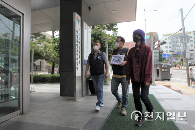 [천지일보=윤혜나 인턴기자] 공공운수노조 쿠팡물류센터지회가 6일 서울 중구 국가인권위원회 앞에서 쿠팡물류센터노동자 휴대폰 반입금지 철회 서명운동 결과를 발표하고 쿠팡 물류센터 노동자 726명의 서명이 담긴 민원을 인권위에 전달하고 있다. ⓒ천지일보 2021.9.6