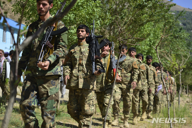 아프가니스탄 민족저항전선(NRF)이 8월 29일 아프간 북동부 판시지르에서 훈련을 하고 있다. (출처: 뉴시스)