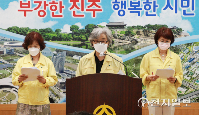 [천지일보 진주=최혜인 기자] 진주시보건소장(가운데)이 6일 시청 브리핑룸에서 기자회견을 열고 ‘진주시 사용 방역제품 유독물질 함유’ 주장에 대해 환경부 답변을 근거로 조목조목 반박하고 있다. ⓒ천지일보 2021.9.6