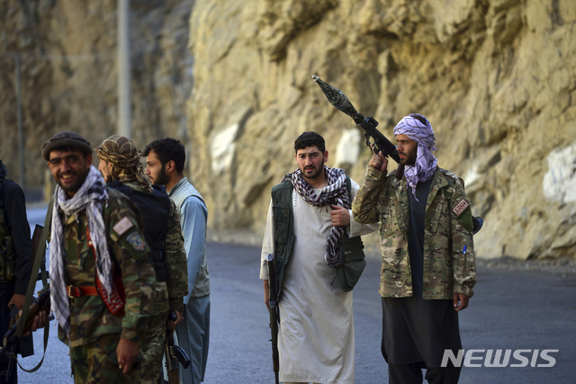 8월 25일 아프가니스탄 북동부 판지시르에서 저항군들이 경계를 서고 있다. (출처: 뉴시스)