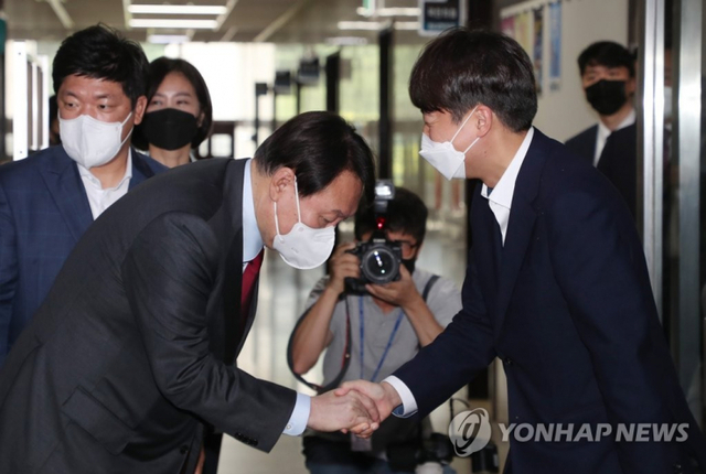 국민의힘 이준석 대표와 윤석열 대선 경선 예비후보가 6일 오전 서울 여의도 국회 당대표실에서 회동한 후 악수하고 있다. 2021.9.6 [국회사진기자단, 연합뉴스]