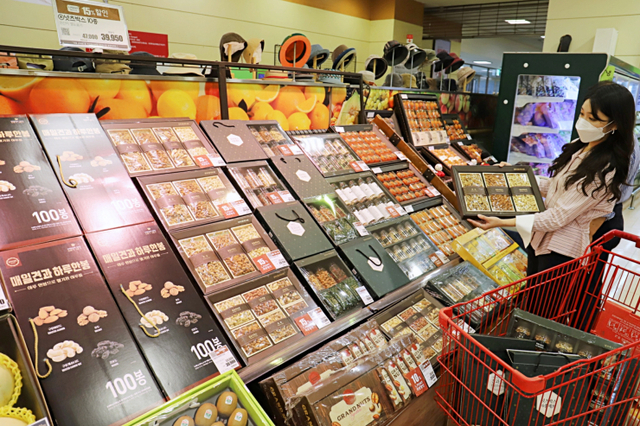 고객이 추석 선물세트를 고르고 있다. (제공: 롯데마트)