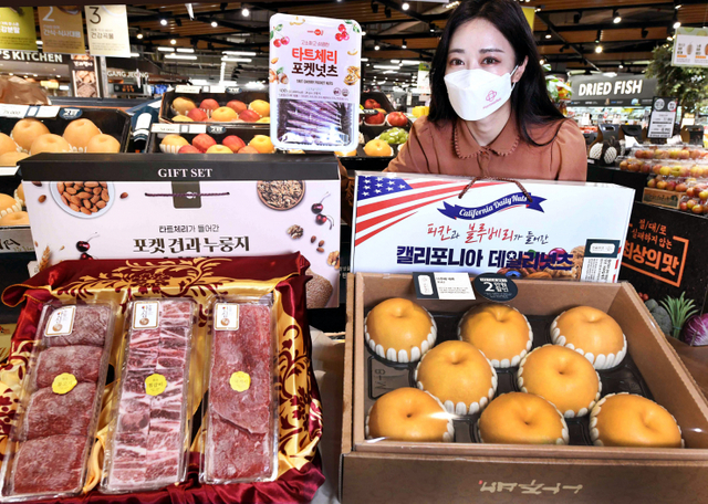 모델이 7일 서울 등촌동 홈플러스 강서점에서 다양한 신선식품으로 구성된 추석 선물세트들을 선보이고 있다. (제공: 홈플러스)