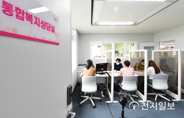 진주시청 4층 복지정책과 옆 복지전문상담콜센터 내 설치된 통합복지상담실 운영 모습. (제공: 진주시) ⓒ천지일보 2020.8.6