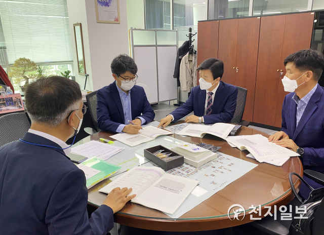 조규일 진주시장(오른쪽 두번째)이 10일 기획재정부를 방문해 내년도 국비 확보와 주요 현안사업에 대한 협조를 요청하고 있다. (제공: 진주시) ⓒ천지일보 2021.6.10