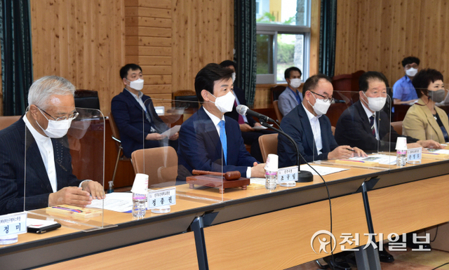 [천지일보 진주=최혜인 기자] 진주시기관장협의회장인 조규일 진주시장이 7일 오후 국립산림과학원 산림바이오소재연구소에서 열린 협의회 9월 정례회에 참석해 인사말을 하고 있다.이번 정례회에서 진주시는 남강유등축제 등 10월 축제 연기 개최, 진주-사천 시외 광역버스정보시스템 구축 사업, 공립 전문과학관 건립 등 주요 현안에 대해 설명하고 이해와 협조를 구했다.이날 조 시장은 “그동안 코로나19 확산방지와 경남혁신도시 지키기 운동에 동참해준 것에 감사드린다”며 “추석 연휴에도 각종 안전사고를 예방하고 느슨해질 수 있는 방역수칙을 준수함으로써 시민건강을 지킬 수 있도록 협조해주길 바란다”고 당부했다. (사진 제공: 진주시) ⓒ천지일보 2021.9.7