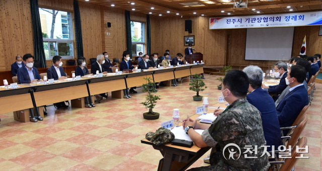 [천지일보 진주=최혜인 기자] 진주시기관장협의회장인 조규일 진주시장이 7일 오후 국립산림과학원 산림바이오소재연구소에서 열린 협의회 9월 정례회에 참석해 인사말을 하고 있다.이번 정례회에서 진주시는 남강유등축제 등 10월 축제 연기 개최, 진주-사천 시외 광역버스정보시스템 구축 사업, 공립 전문과학관 건립 등 주요 현안에 대해 설명하고 이해와 협조를 구했다.이날 조 시장은 “그동안 코로나19 확산방지와 경남혁신도시 지키기 운동에 동참해준 것에 감사드린다”며 “추석 연휴에도 각종 안전사고를 예방하고 느슨해질 수 있는 방역수칙을 준수함으로써 시민건강을 지킬 수 있도록 협조해주길 바란다”고 당부했다. (사진 제공: 진주시) ⓒ천지일보 2021.9.7