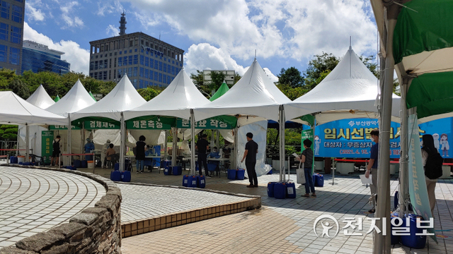 [천지일보 부산=윤선영 기자] 지난 27일 부산시청 앞 등대광장 임시선별검사소에서 시민들이 신종 코로나바이러스 감염증(코로나19) 검사를 받기 위해 대기하고 있다. ⓒ천지일보 2021.9.3