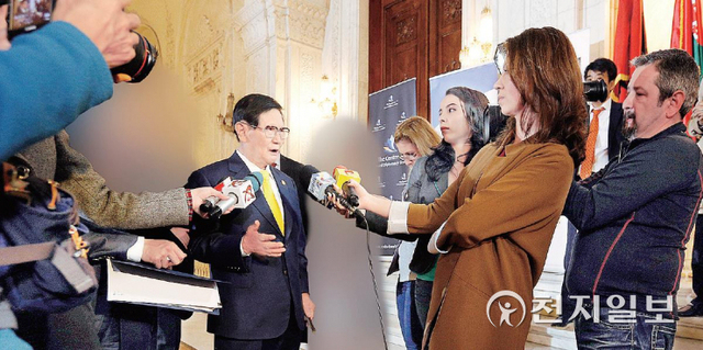 2014년 11월 20일 루마니아 의회 궁에서 열린 동유럽 공산주의 체제 붕괴 25주년 기념 국제회의에 주요귀빈으로 참석한 이만희 대표가 유럽 언론과 인터뷰를 하고 있다. (제공: HWPL) ⓒ천지일보 2021.9.7
