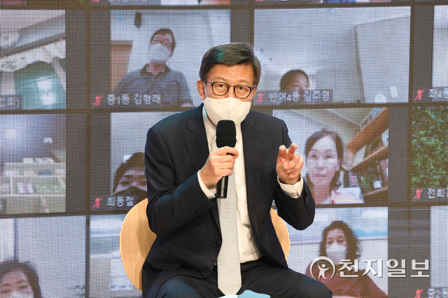 박형준 부산시장이 7일 해운대 문화회관에서 열린 ‘해운대구민과의 행복토크’에서 발언하고 있다. (제공: 부산시) ⓒ천지일보 2021.9.7