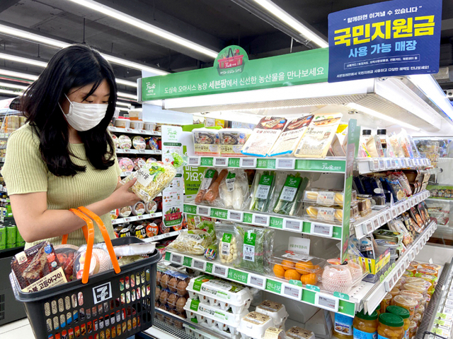 고객이 세븐일레븐에서 상품을 고르고 있다. (제공: 세븐일레븐)