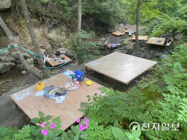 계곡 내 평상이 깔려 있는 모습(현재 검찰 송치 중에 있음). (제공: 천안시) ⓒ천지일보 2021.9.8