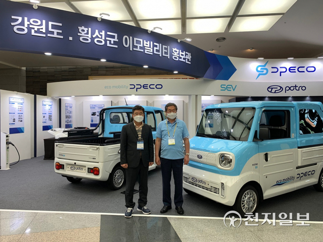 장신상 횡성군수(좌측)가 제주도에서 개최된 제8회 국제전기자동차 엑스포에 참석해 횡성군 홍보부스 ‘횡성군 e-mobility 종합홍보관’ 앞에서 전기차 관계자와 기념촬영을 하고 있다. (제공: 횡성군청) ⓒ천지일보 2021.9.8