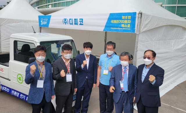 지난 7일 이준석 국민의힘 당대표가 제주에서 개최된 제8회 국제전기자동차엑스포에 참석해 횡성군 홍보부스를 방문해 관계자들과 기념 촬영을 하고 있다.(제공: 횡성군청) ⓒ천지일보 2021.9.8