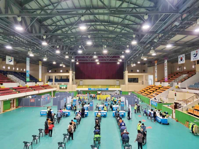 장흥군이 코로나19 백신 1차 접종이 6일 기준 2만 7205명으로 18세 이상 인구 3만 3697명 대비 81%를 돌파했다. 사진은 장흥군 코로나 백신 접종센터 모습. (제공: 장흥군) ⓒ천지일보 2021.9.7