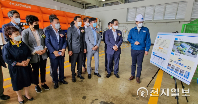 [천지일보 천안=박주환 기자] 충남 천안시청 앞 종합운동장에서 8일 열린 ‘천안시 1호 수소충전소’ 준공식을 마친 후 내빈들이 현장투어를 하고 있다. ⓒ천지일보 2021.9.8