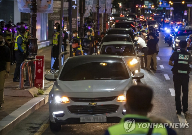 거리두기 4단계 조치 불복하며 차량시위 나선 자영업자들. (출처: 연합뉴스)