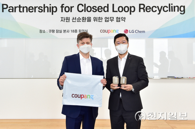 9일 서울 잠실 쿠팡 본사에서 LG화학과 쿠팡이 ‘플라스틱 재활용 및 자원 선순환 생태계 구축’을 위한 업무협약(MOU)를 체결했다. 사진은 (왼쪽부터) 라이언 브라운 쿠팡 부사장(환경보건안전총괄)과 허성우 LG화학 부사장(석유화학글로벌사업총괄)이 MOU를 체결한 뒤 쿠팡의 포장비닐(Poly Bag)과 LG화학의 재활용된 원료 펠렛(Pellet)을 들고 기념 촬영하고 있는 모습. (제공: LG화학) ⓒ천지일보 2021.9.9