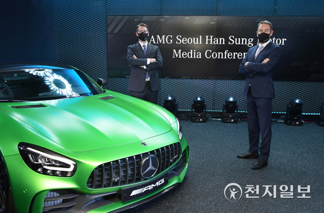9일 서울 강남구 신사동에 위치한 ‘AMG 서울’의 공식 오픈했다. 사진은 왼쪽부터 토마스 클라인 메르세데스-벤츠코리아 대표이사(사장)와 울프 아우스프룽 한성자동차 대표의 모습. (제공: 한성자동차) ⓒ천지일보 2021.9.9