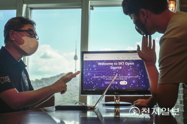 SK텔레콤 관계자들이 표준인증과 관련해 회의하고 있다. (제공: SK텔레콤) ⓒ천지일보 2021.9.9