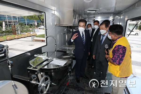 이성희 농협중앙회 회장(맨왼쪽)이 9일 농협중앙회 본관 광장에서 개최된 대한적십자사 구호차량 전달식에서 신희영 대한적십자사 회장(오른쪽에서 두번째)과 함께 범농협 임직원들의 성금으로 제작된 재난 구호차량에 올라 급식설비들을 살펴보고 있다. (제공: 농협) ⓒ천지일보 2021.9.9