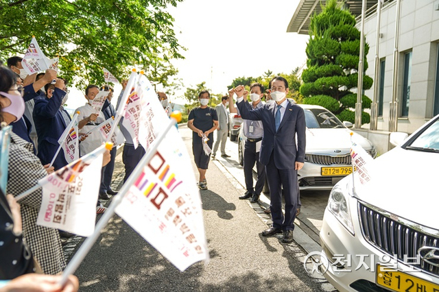 목포시가 9일 목포문학관에서 김종식 목포시장, 송명남 개인택시지부장 등 택시업계 관계자들이 참석한 가운데 홍보 깃발 전수식을 개최했다. (제공: 목포시) ⓒ천지일보 2021.9.9
