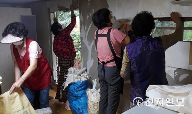 자원봉사자들이 주거환경개선 봉사활동을 하고 있는 모습. (제공: 함평군) ⓒ천지일보 2021.9.9