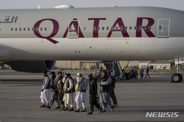 9일(현지시간) 아프가니스탄 수도 카불 국제공항에서 카타르 항공 보잉 777기가 이륙 준비를 하고 있다. (출처:AP/뉴시스)
