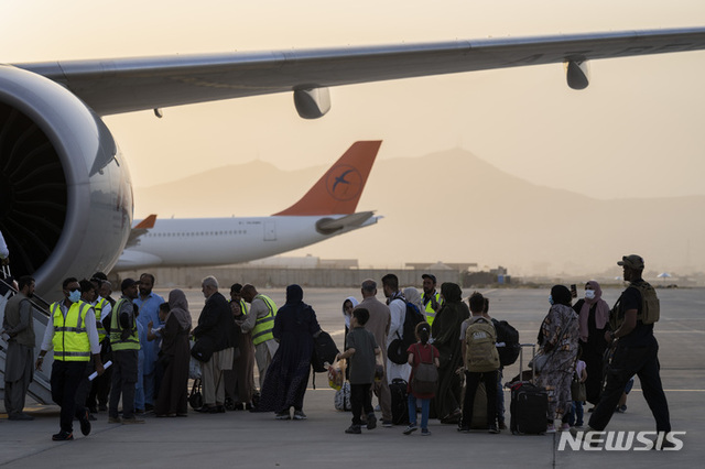 [카불=AP/뉴시스] 9일(현지시간) 아프가니스탄 카불 공항에서 외국인들이 카타르 항공기에 탑승하고 있다.