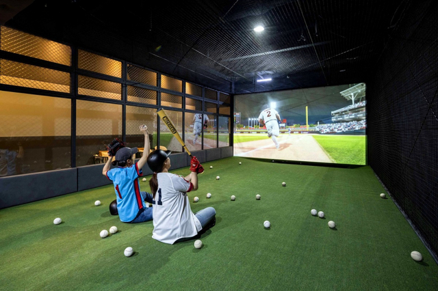 고객들이 서울드래곤시티에서 스크린 야구를 즐기고 있다. (제공: 서울드래곤시티)