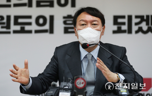 [천지일보=박준성 기자] 국민의힘 대선주자인 윤석열 예비후보가 9일 오후 강원 춘천시 강원도당에서 열린 언론간담회에서 취재진의 질문에 답하고 있다. (제공: 윤석열 캠프) ⓒ천지일보 2021.9.9