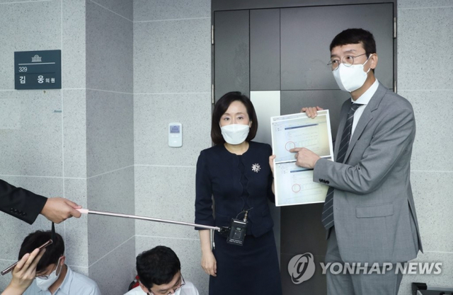 윤석열 전 검찰총장의 이른바 ‘고발 사주’ 의혹과 관련한 핵심 당사자인 국민의힘 김웅 의원이 10일 서울 여의도 국회 의원회관 자신의 사무실에서 고위공직자범죄수사처 수사관들이 불법적인 압수수색을 하고 있다고 주장하고 있다. 왼쪽은 전주혜 원내대변인. (출처: 연합뉴스)