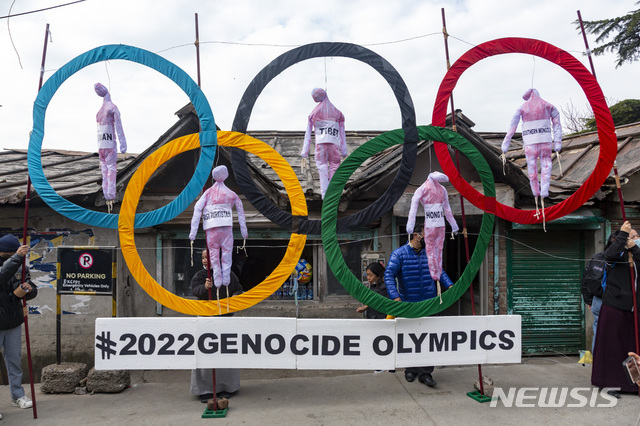 [다람살라=AP/뉴시스]3일(현지시간) 인도 다람살라에서 티베트인들이 2022 베이징 동계올림픽 개최 반대 시위를 하면서 오륜에 다섯 개의 허수아비를 목매다는 퍼포먼스를 펼치고 있다. 이들은 베이징 동계올림픽이 '인종학살' 올림픽이라며 5개의 허수아비가 각각 티베트, 대만, 홍콩, 내몽골, 동투르키스탄을 상징한다고 밝혔다.