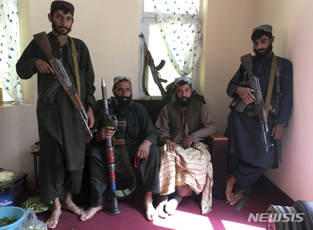 8일(현지시간) 아프가니스탄 북동부 판지시르에서 탈레반 병사들이 사진을 찍기 위해 포즈를 취하고 있다. (출처: 뉴시스)