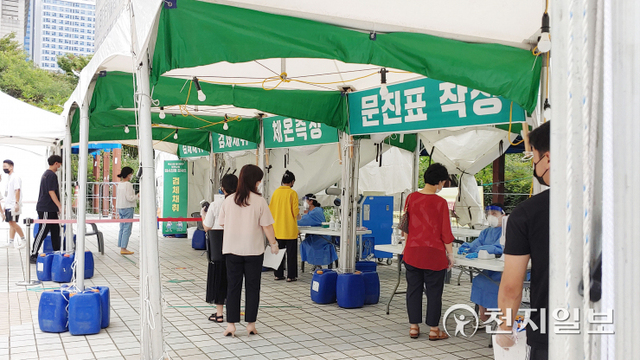 [천지일보 부산=윤선영 기자] 지난 30일 부산 시청 앞 등대광장 임시설별검사소에서 시민들이 신종 코로나바이러스 감염증(코로나19) 검사를 받기 위해 대기하고 있다. ⓒ천지일보 2021.8.31 ⓒ천지일보 2021.8.31