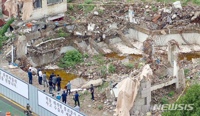 광주지법이 지난달 27일 오전 광주 동구 학동 재개발구역 17명의 사상자가 발생한 붕괴참사 현장에서 업무상 과실치사상 등의 혐의로 구속기소된 하청업체 현장 관리자와 재하청 업체 굴착기 기사에 대해 현장검증을 하고 있다. (출처: 뉴시스)