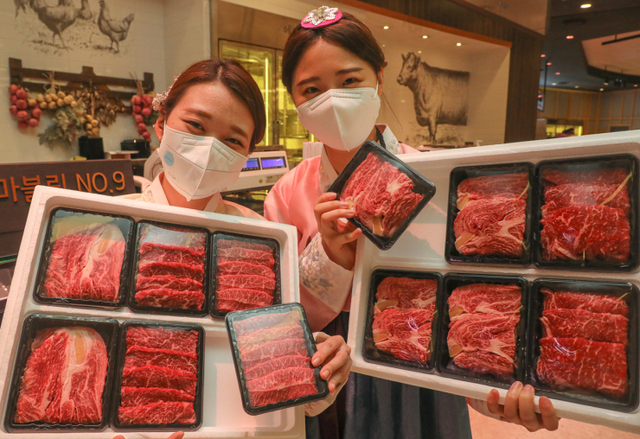 직원들이 6일 오전 경기도 성남시에 위치한 현대백화점 판교점 지하 1층 식품관에서 한우 소담 선물세트를 소개하고 있다. (제공: 현대백화점)