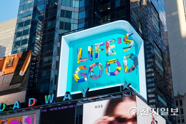 LG전자가 미국 뉴욕 타임스스퀘어 전광판에서 ‘Life’s Good’ 메시지를 담은 3D 콘텐츠를 상영하고 있다고 12일 밝혔다. (제공: LG전자) ⓒ천지일보 2021.9.12