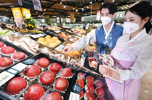 모델들이 6일 서울 등촌동 홈플러스 강서점에서 추석 선물세트를 선보이고 있다. 홈플러스는 오는 9일부터 22일까지 전국 점포와 온라인 채널에서 추석 선물세트 본판매를 진행한다. 코로나19 확산에 따라 올해도 추석 선물을 배송하는 고객이 증가할 것으로 보고, 고향을 방문하지 못하는 고객들의 아쉬움을 달래면서도 다양한 라이프스타일을 충족시킬 수 있는 선물세트를 내놨다. 14대 행사카드 결제 고객 및 마이홈플러스 멤버십 회원에게 최대 50% 할인 혜택을 제공하며 구매 금액에 따라 최대 50만원의 상품권을 증정한다. (제공: 홈플러스) ⓒ천지일보 2021.9.12